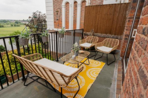 Well presented 2 bedroom Chester cottage with great river views